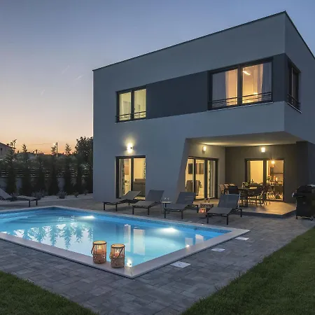 Modern With Heated Pool * Pula