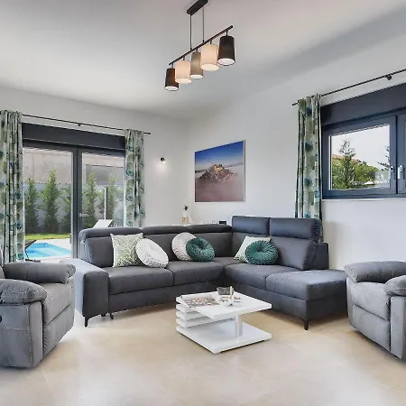 Modern With Heated Pool * Pula