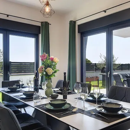 Modern With Heated Pool Villa Pula