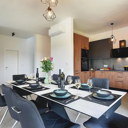 Villa Modern With Heated Pool