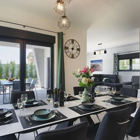 Modern With Heated Pool * Pula