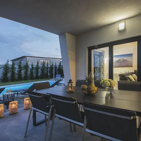 Villa Modern With Heated Pool Pula