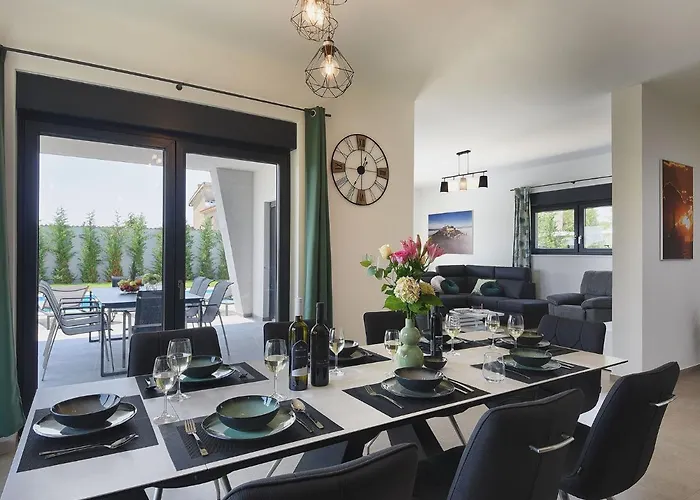 In Croatia Near Scenic Coastline * 풀라